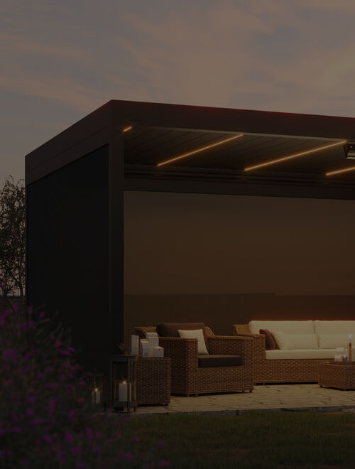 Freistehendes Lamellendach mit Beleuchtung bei Sonnenuntergang