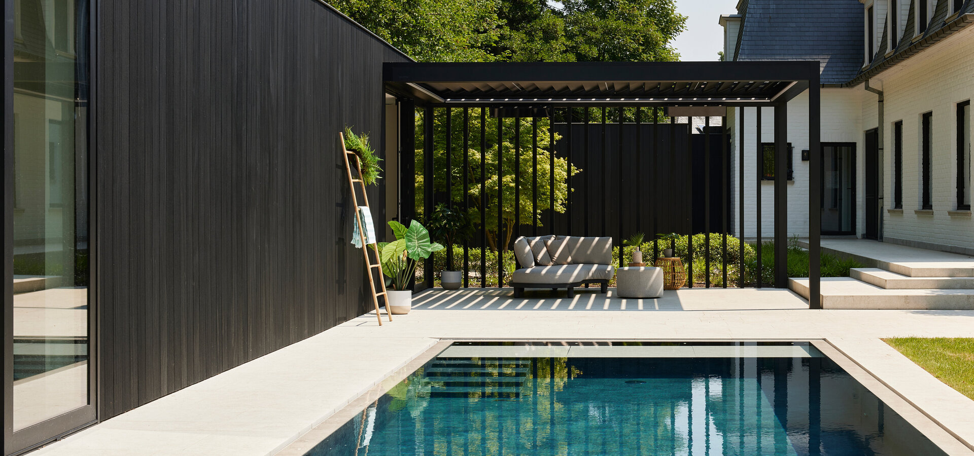 Geschlossenes Lamellendach an Pool im Garten