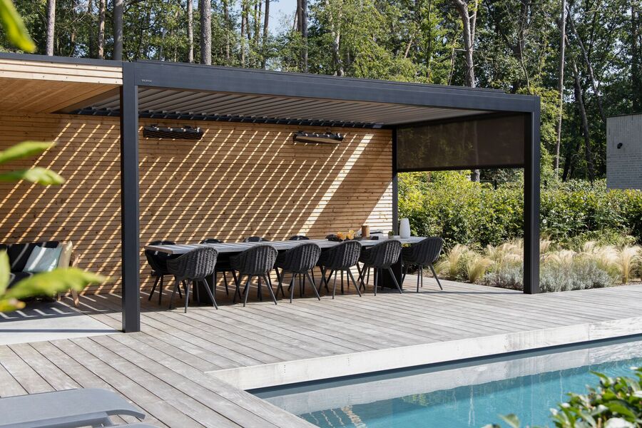Lamellendach als Sonnenschutz bei einem Pool