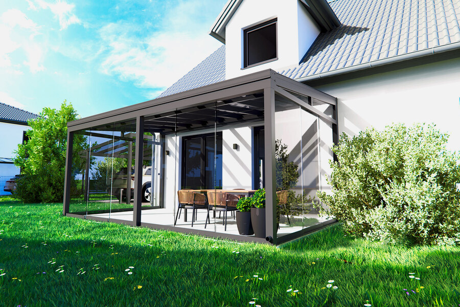 Außenansicht Pergolamarkise als Terrassenüberdachung an Einfamilienhaus 