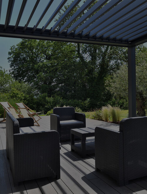 Lamellendach an Haus als Sonnenschutz für Terrasse