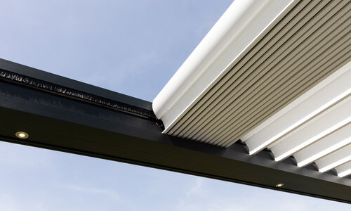 Halb geöffnetes Lamellendach