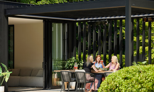Freisitz im Garten mit Lamellendach als Sonnenschutz 