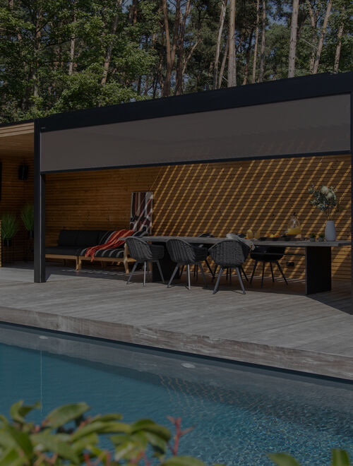 Ein Lamellendach mit textilen Seitenwänden als Freisitz im Garten mit Pool